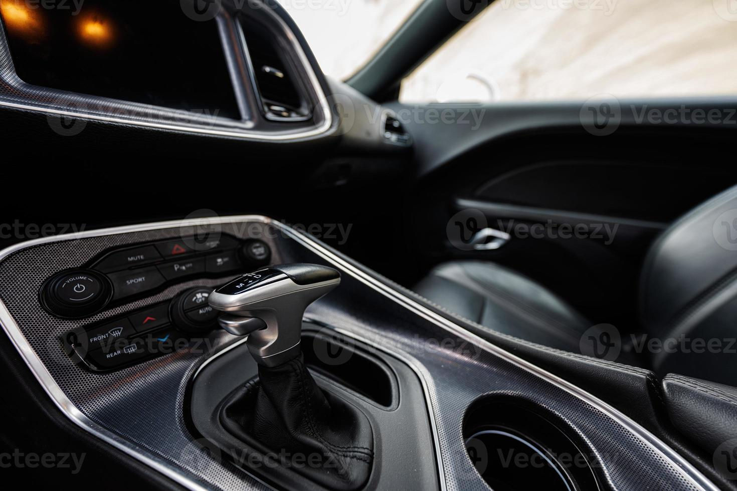 Wallpaper #vQNOZpMBpyOg8YnEcNog220 Interior of the Muscle Car Close Up of the Automatic Gearbox Lever