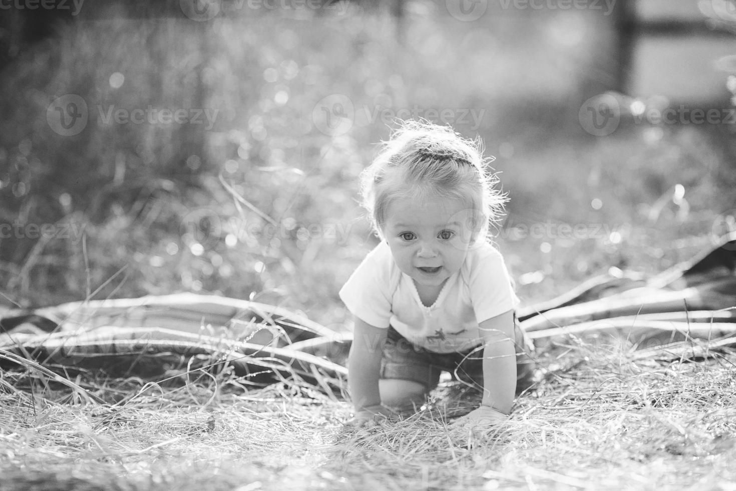 Wallpaper #9mdFCpMBSpphPi3-NNO0347 Little Girl Crawling on the Lawn 11341327 Stock Photo at Vecteezy