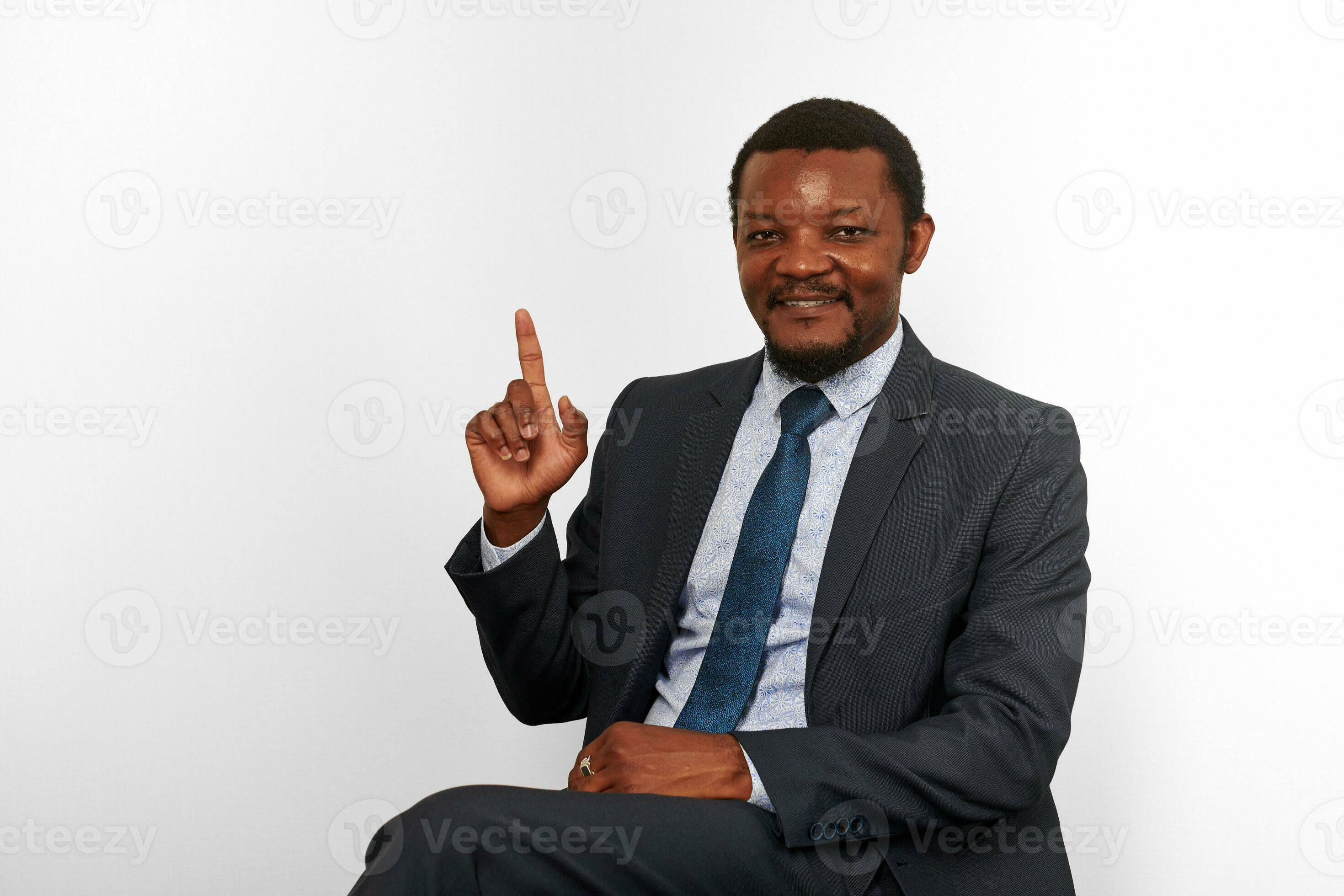 Wallpaper #IWf6_JIBSpphPi3-lZoB161 Smiling African American Black Man in Business Suit Sitting on Chair
