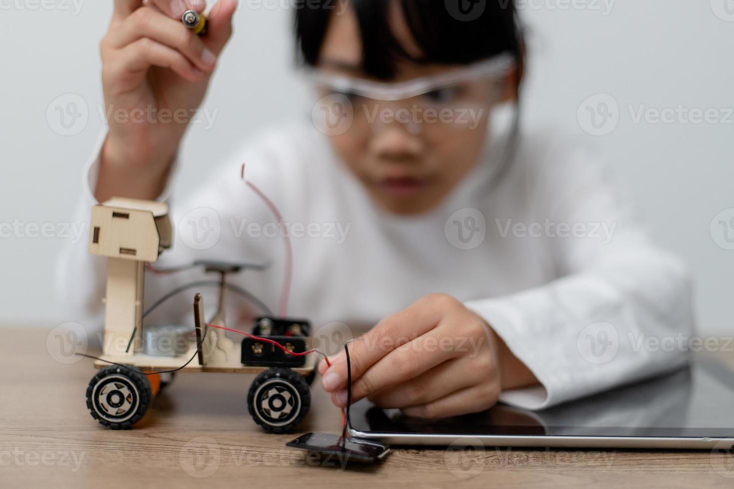 Wallpaper #HWcK_pIBSpphPi3-ZJ54276 Asia Students Learn at Home in Coding Robot Cars and Electronic Board