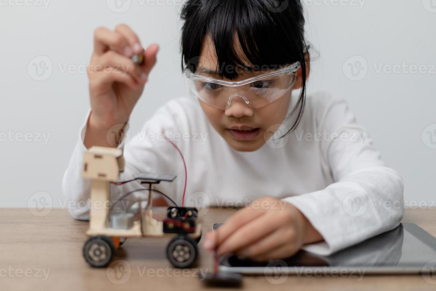 Wallpaper #HWcK_pIBSpphPi3-ZJ54329 Asia Students Learn at Home in Coding Robot Cars and Electronic Board