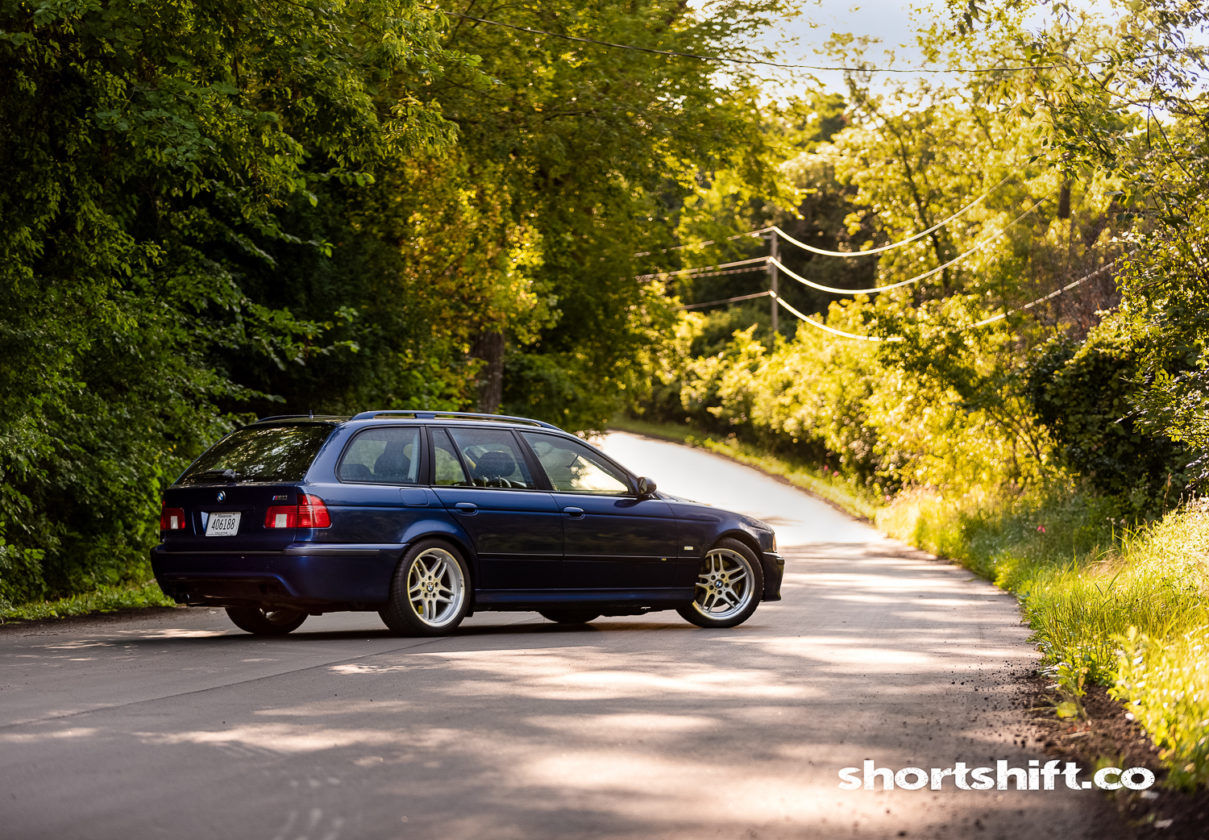 Wallpaper #axmgBo8BtGB6xQ78Y1TY40 Shoots E39 BMW M5 Touring