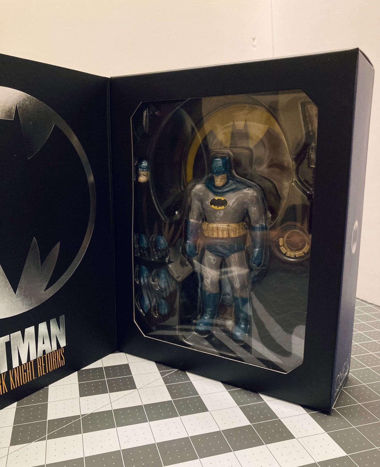 Wallpaper #Px3aLZMBlOZrFDOkMtIa90 Mezco One12 Batman the Dark Knight Returns Frank Miller Px Blue