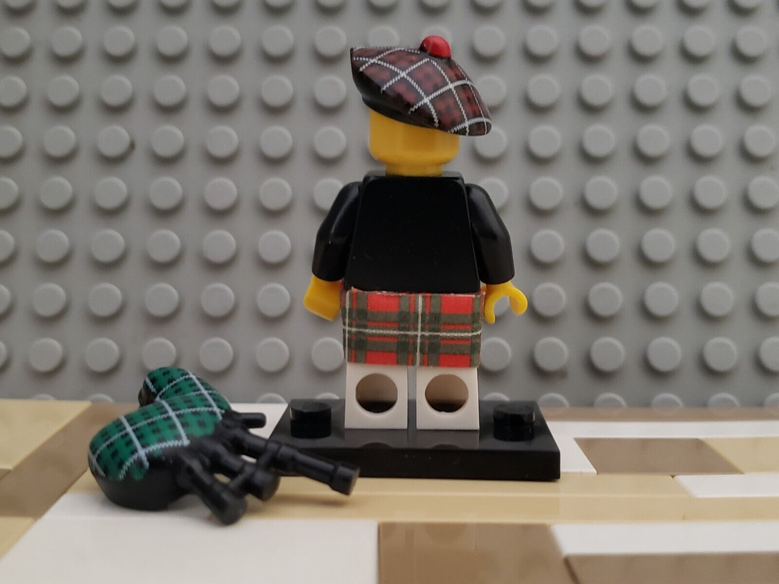 Wallpaper #VLgn2pIBJvJKYCmEXPAr315 Lego Scottish Bagpiper Minifigure W Bagpipes 8831 Collectible Series