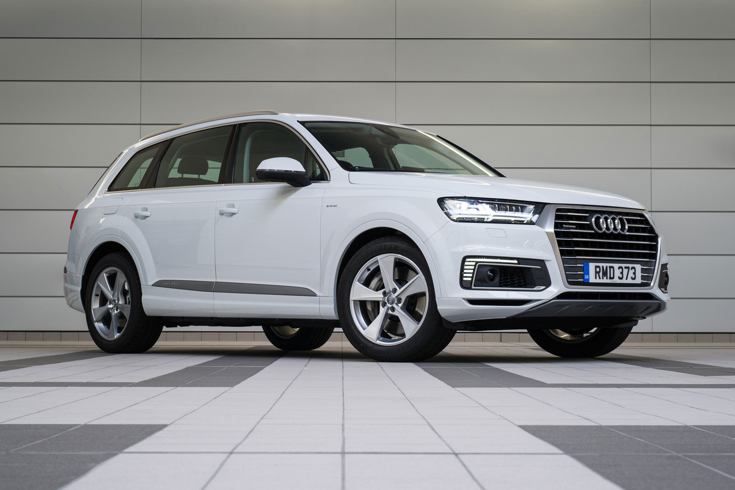 Wallpaper #tXSxyY4B_8f4nGFaU3Oe45 Audi Q7 E Tron 2016 2019 Review 2024 Drivingelectric