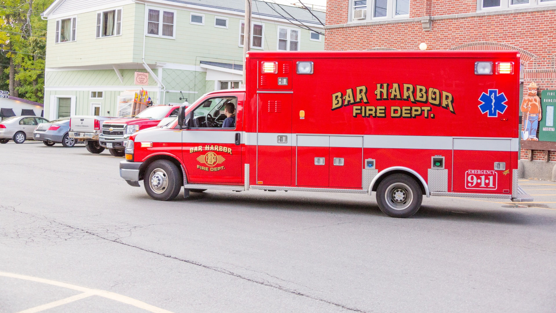 Wallpaper #xGfjC5MBSpphPi3-X9uq226 Red Ambulance Free Stock Photo Public Domain Pictures