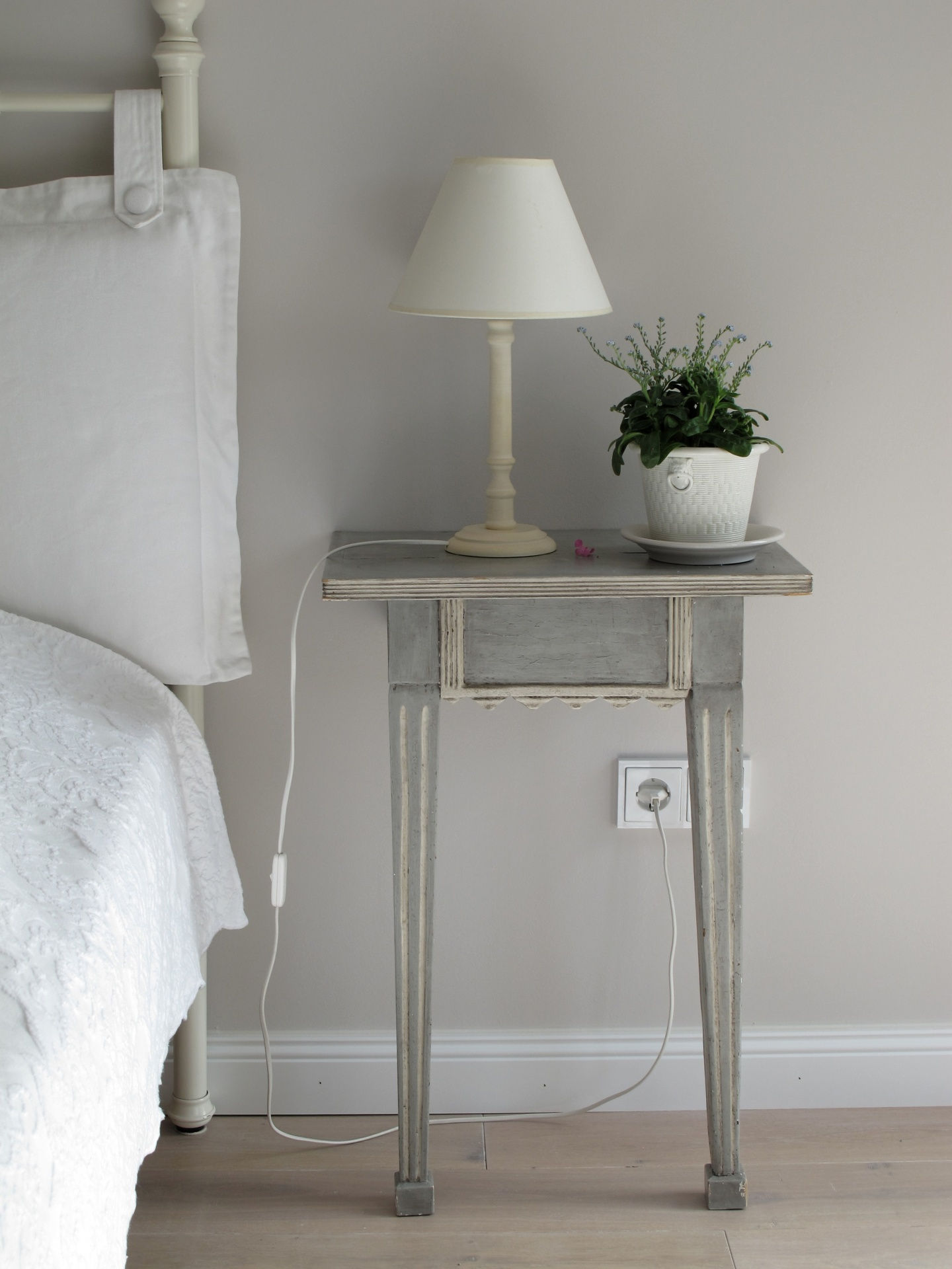 Wallpaper #4GiUFJMBSpphPi3-oASc359 Bedroom Table Free Stock Photo Public Domain Pictures