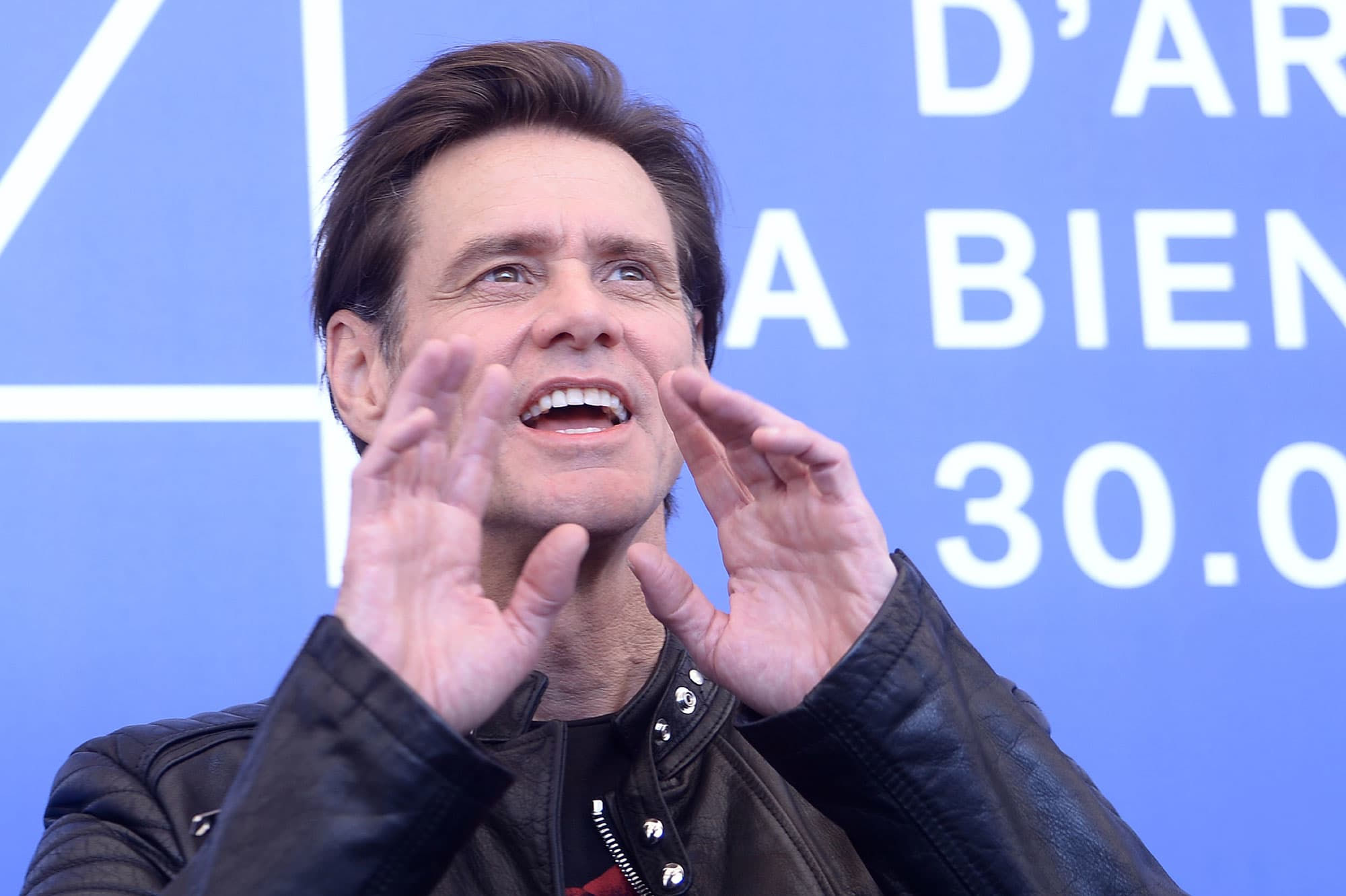 Wallpaper #-zHGNZMB5zzyi_yYrFfG371 Jim Carrey Pulling Hair