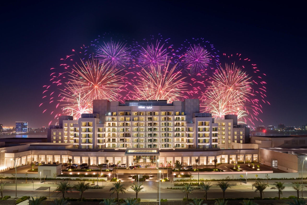 Wallpaper #HWd_6pIBSpphPi3-_UcE180 Spirit of Mumbai Ringing 2023 with Two Epic Fireworks Displays on Yas