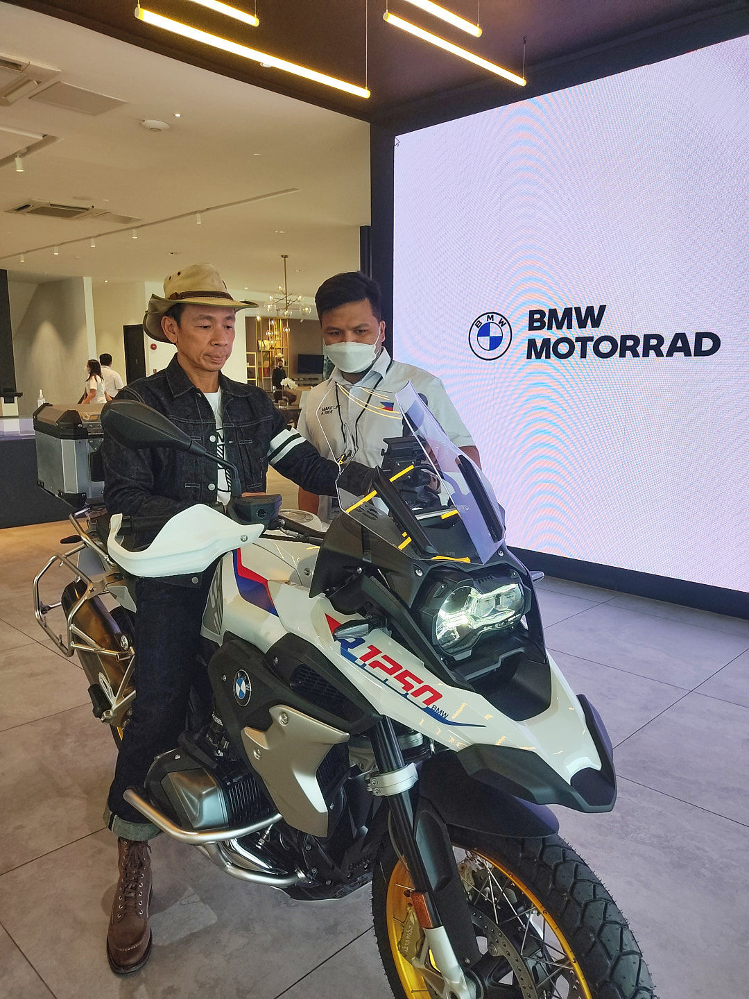 Wallpaper #Qmei65IBSpphPi3-QU02321 Kuya Kim Finds Adventure with BMW Motorrad and Petron Corporation