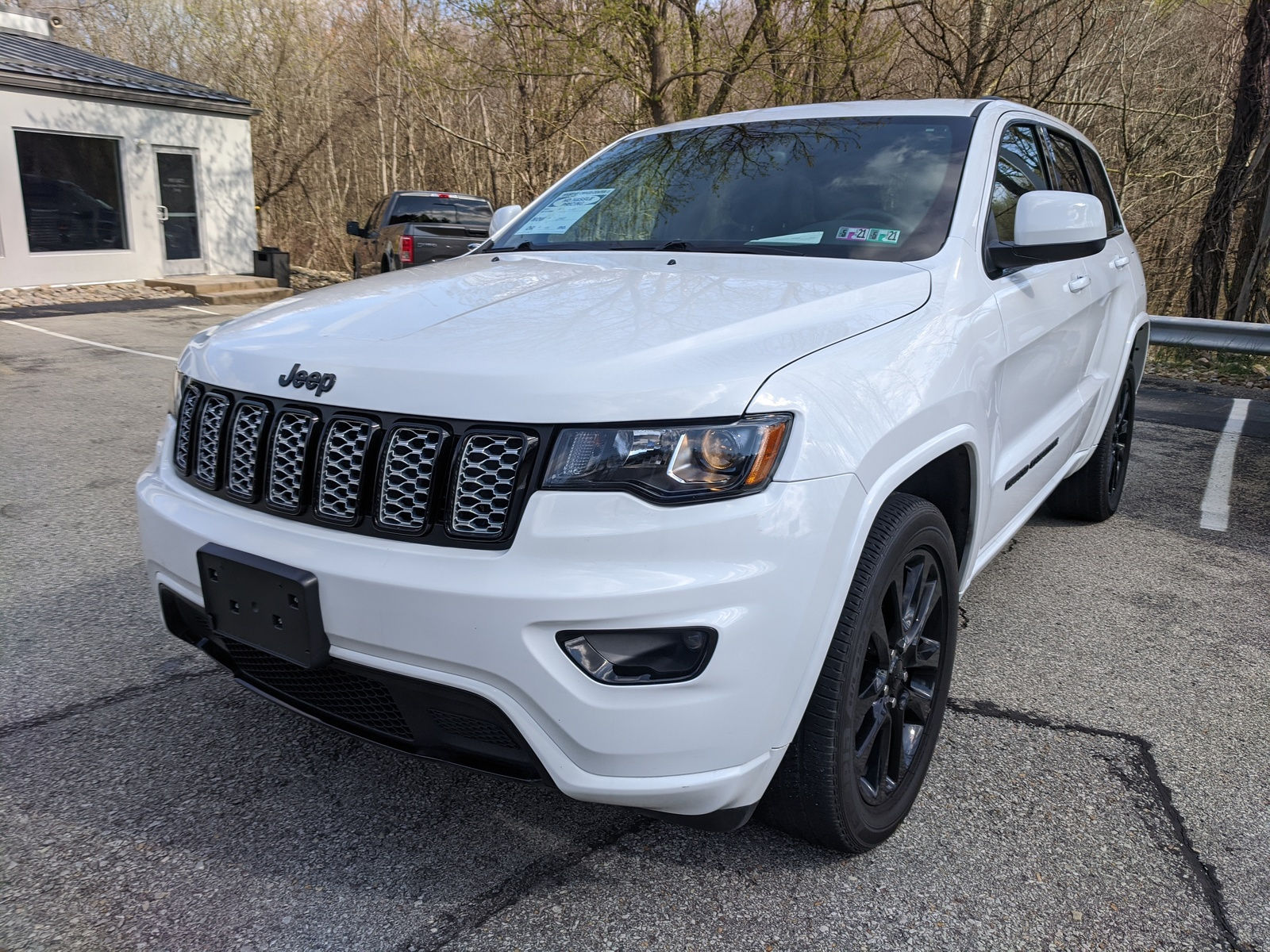 Wallpaper #zWdL9JIBSpphPi3-t3lY189 Pre Owned 2017 Jeep Grand Cherokee Altitude in Bright White Clearcoat