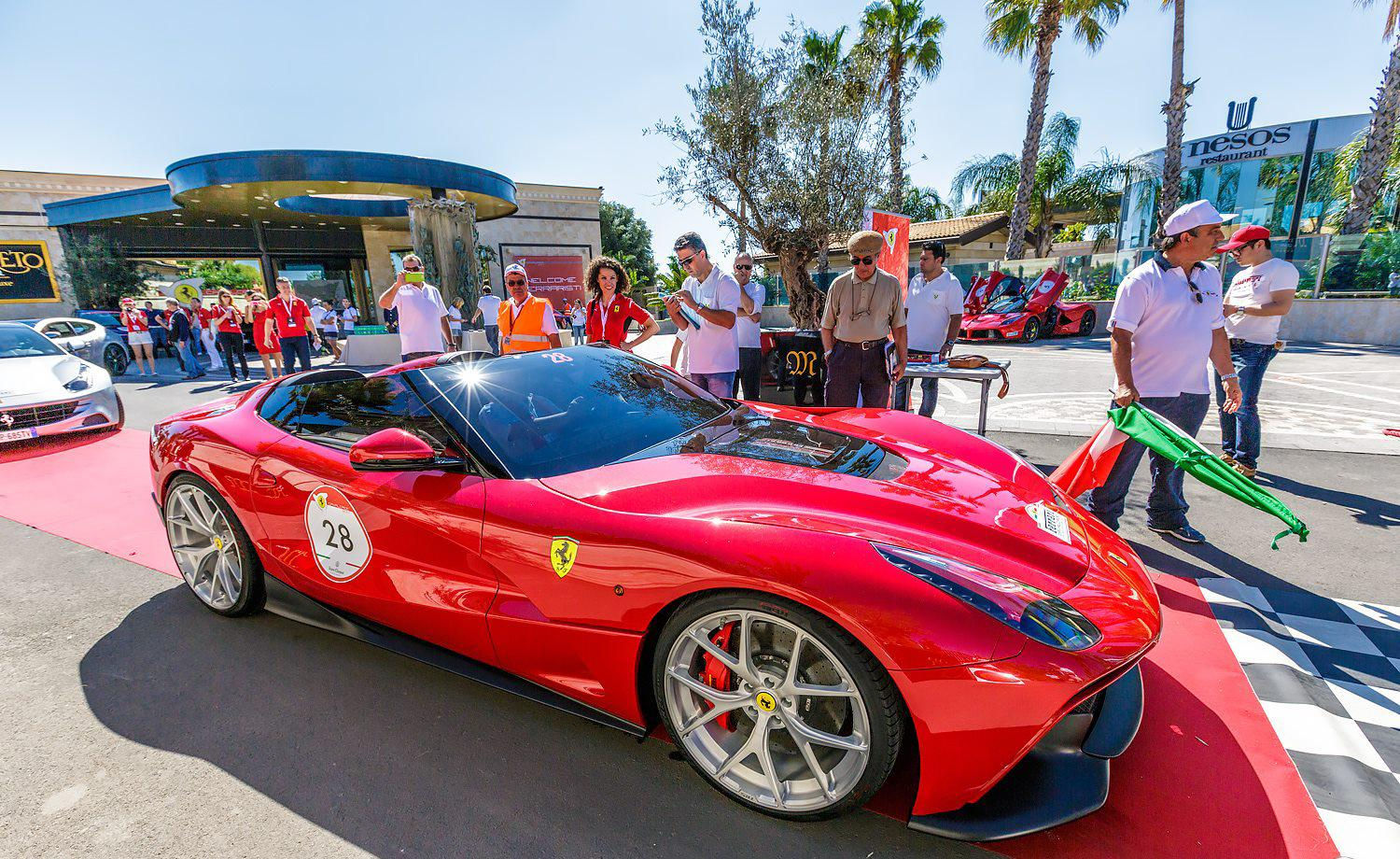 Wallpaper #e0D-MJMBJhL2WPbam8RI26 Lunique Exemplaire De La Ferrari F12 Trs a La Cavalcade Ferrari 2014