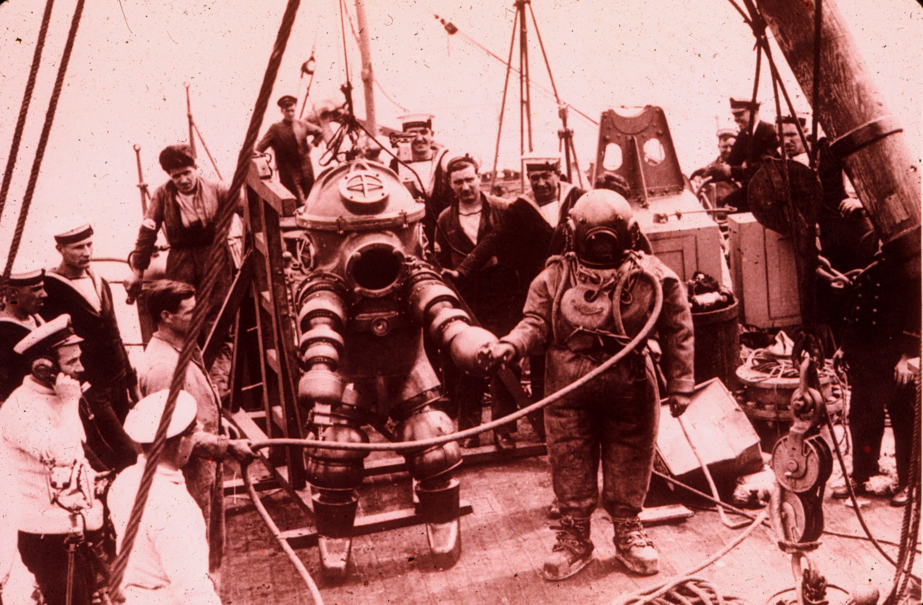 Wallpaper #S2ej65IBSpphPi3-z00p155 The Evolution of the Atmospheric Diving Suit Gizmodo Australia