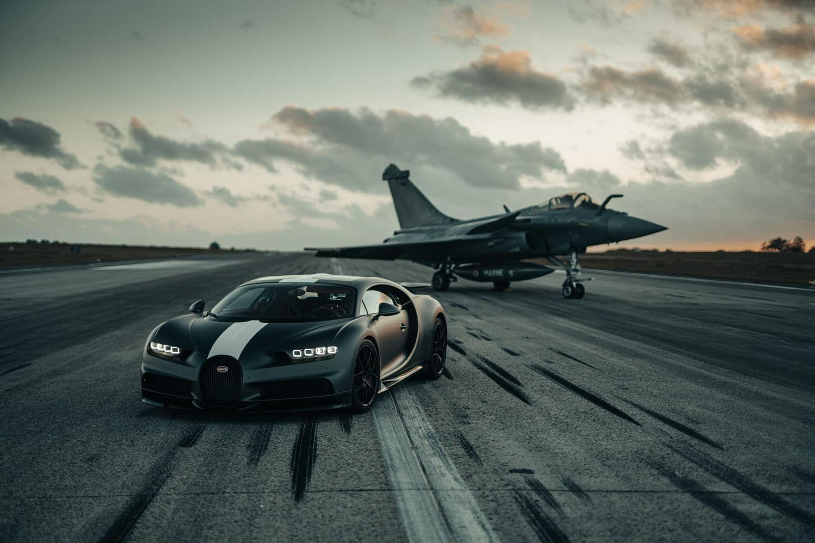 Wallpaper #-31_844Bnwiau_P6vAyQ28 Bugatti Chiron Sport En Duel Avec Un Rafale Marine Video Les Voitures
