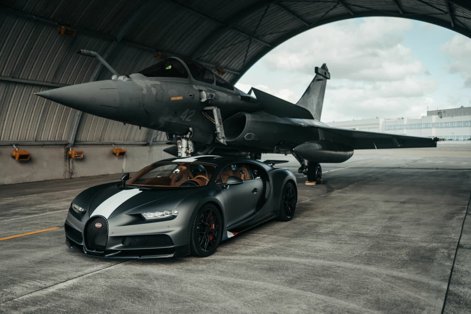 Wallpaper #-31_844Bnwiau_P6vAyQ31 Bugatti Chiron Sport En Duel Avec Un Rafale Marine Video Les Voitures