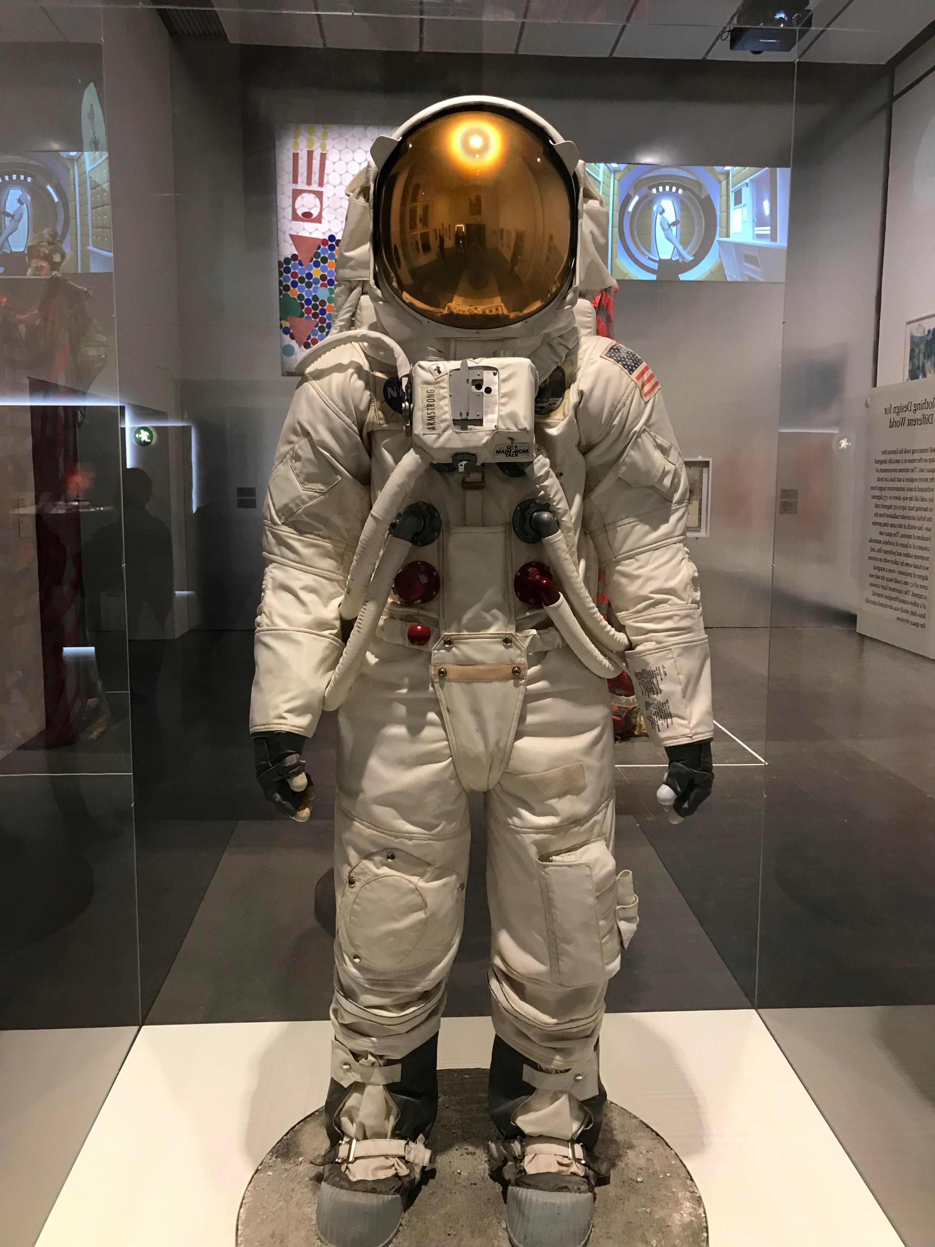 Wallpaper #e2eE_JIBSpphPi3-ZZiW88 The Spacesuit Neil Armstrong Wore with His First Steps on the Moon Rpics