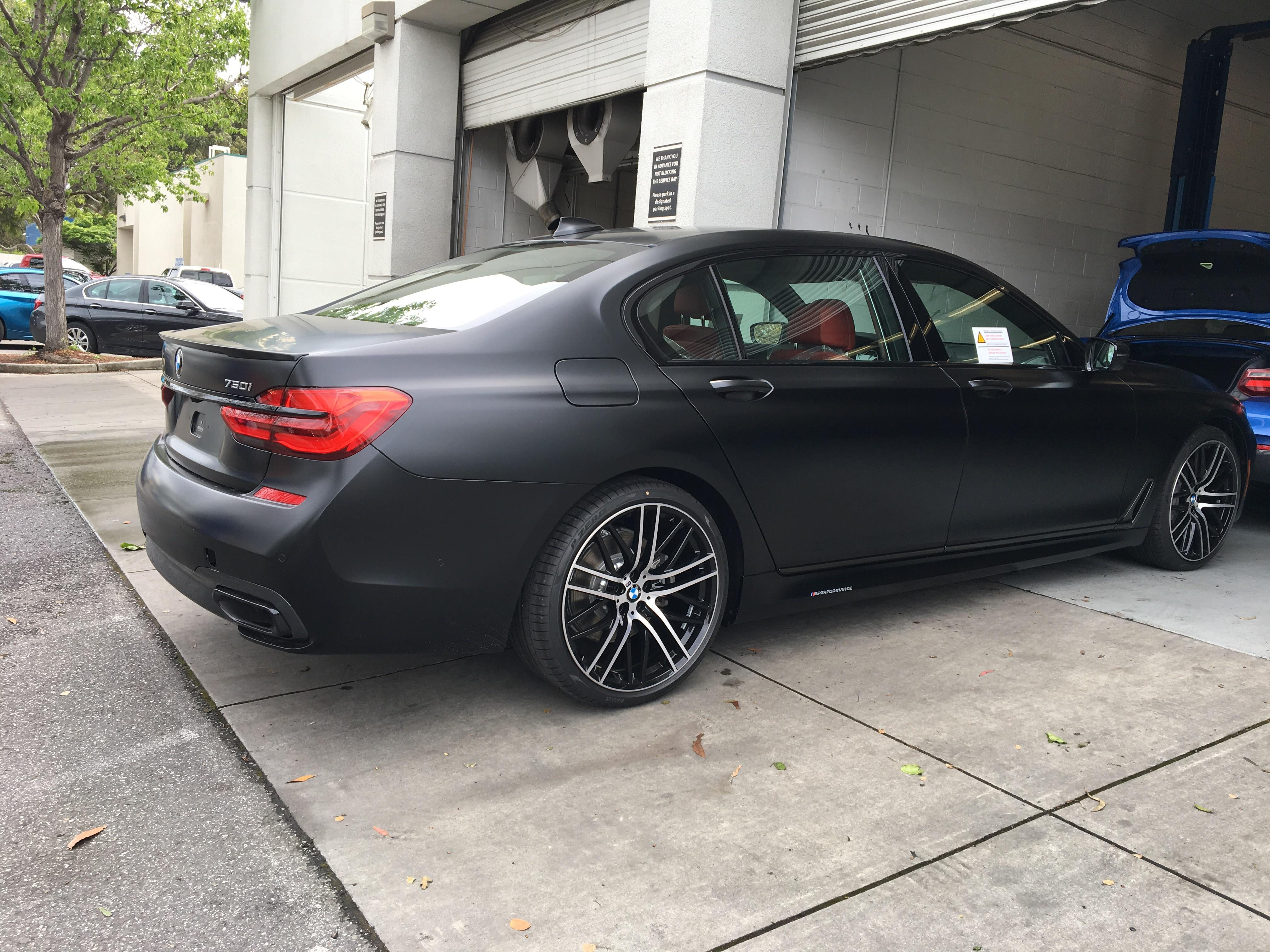 Wallpaper #_RnrBo8BtGB6xQ78R1S323 G12 750i 130000 in Satin Black Rbmw