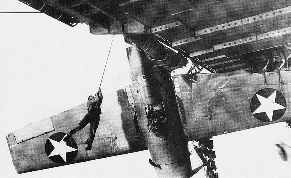 Wallpaper #hrgO15IBJvJKYCmELuEg45 A Grumman F6f Hellcat Pilot is Rescued Aboard Uss Lexington After