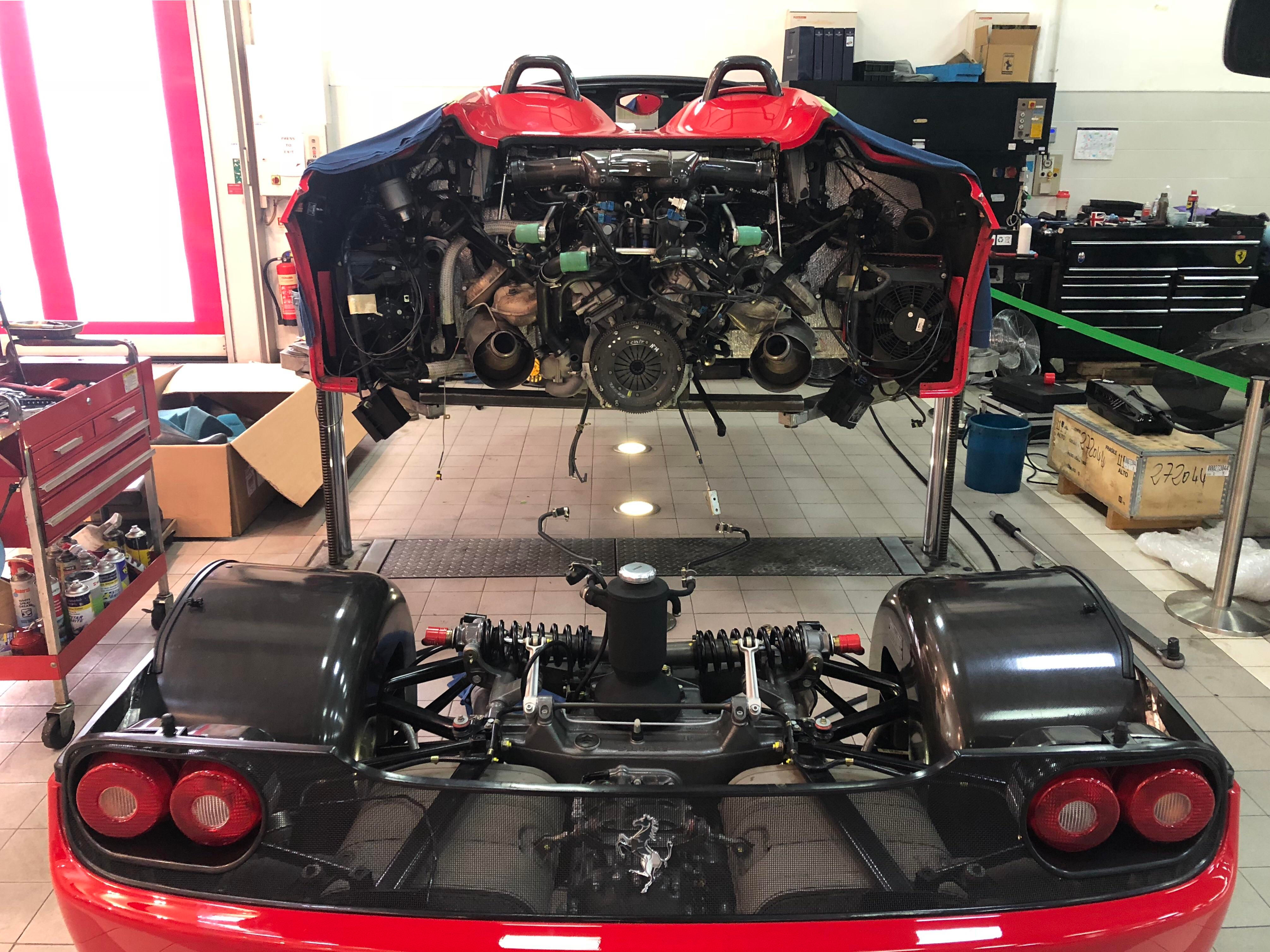 Wallpaper #Y2gHG5MBSpphPi3-9R5h73 A Different Angle of a Ferrari F50 with Its Gearbox Removed R