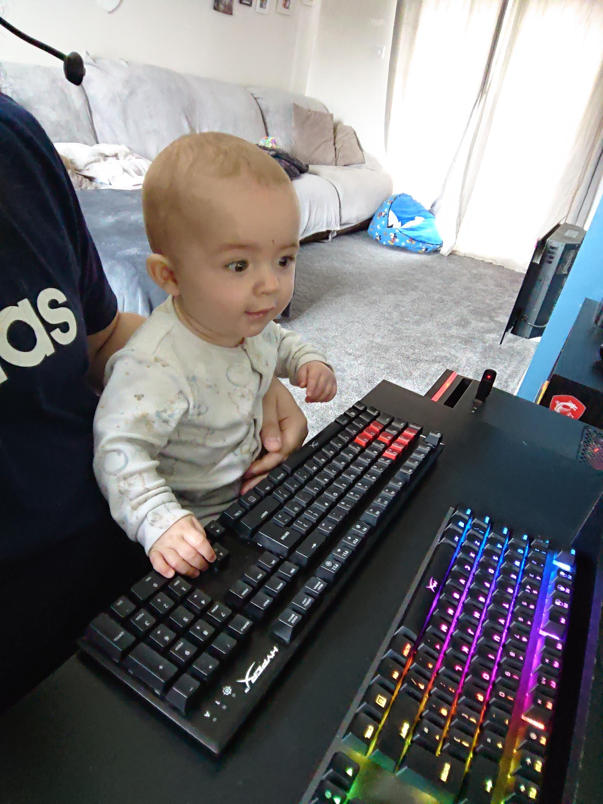 Wallpaper #p2fJ6JIBSpphPi3-wz7s45 Even the Youngest Loves Smashing a Keyboard Rpcmasterrace