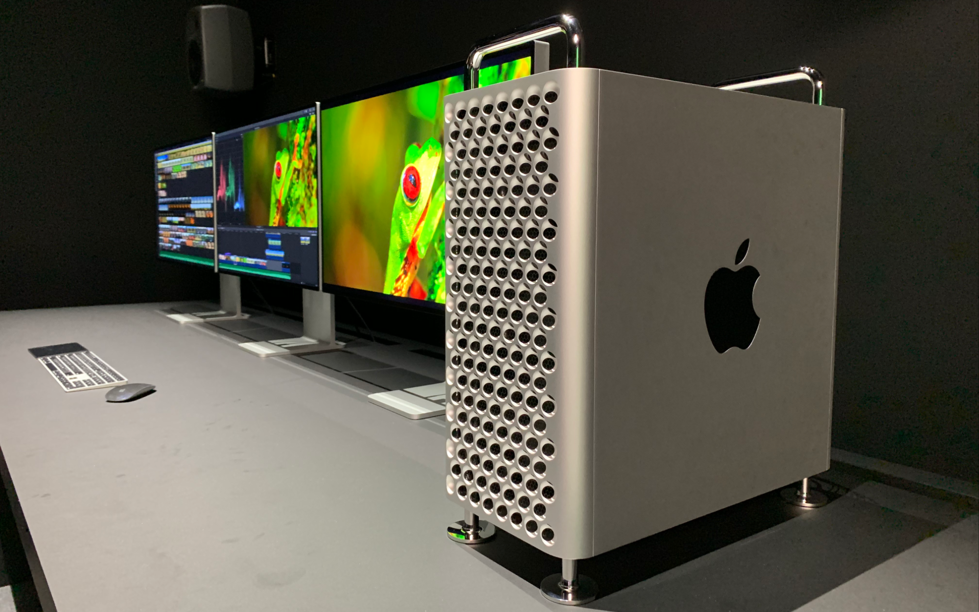 Wallpaper #HT-IPJMBLiIJ4c9Oe5Ja49 Triple Pro Display Xdr Setup Looks Good Apple Rmac
