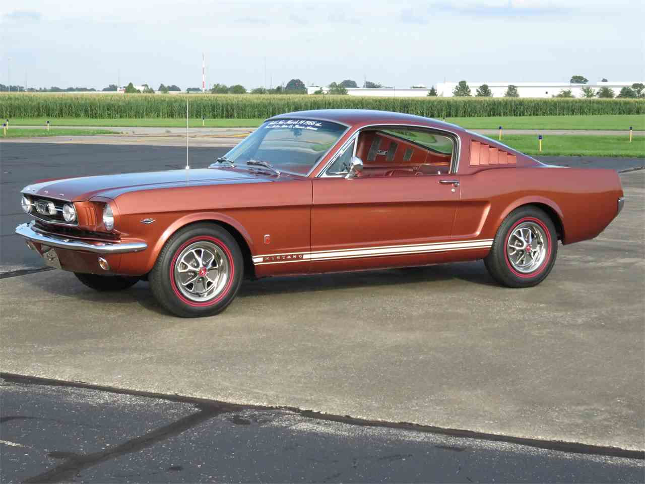 Wallpaper #vUUBm44B7YBJg1BVD6GI49 A Classic Ford Mustang from the 1960s