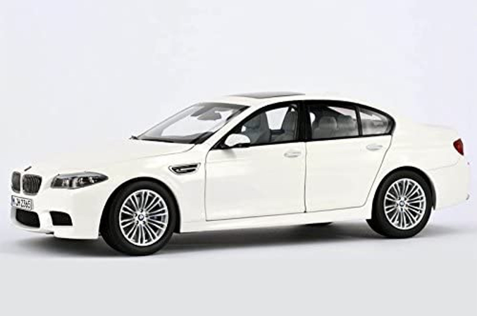 Wallpaper #v3fdJpMB-pgBXx60JaPB184 118 BMW M5 F10 2011 2016 White Diecast Car Model Livecarmodelcom