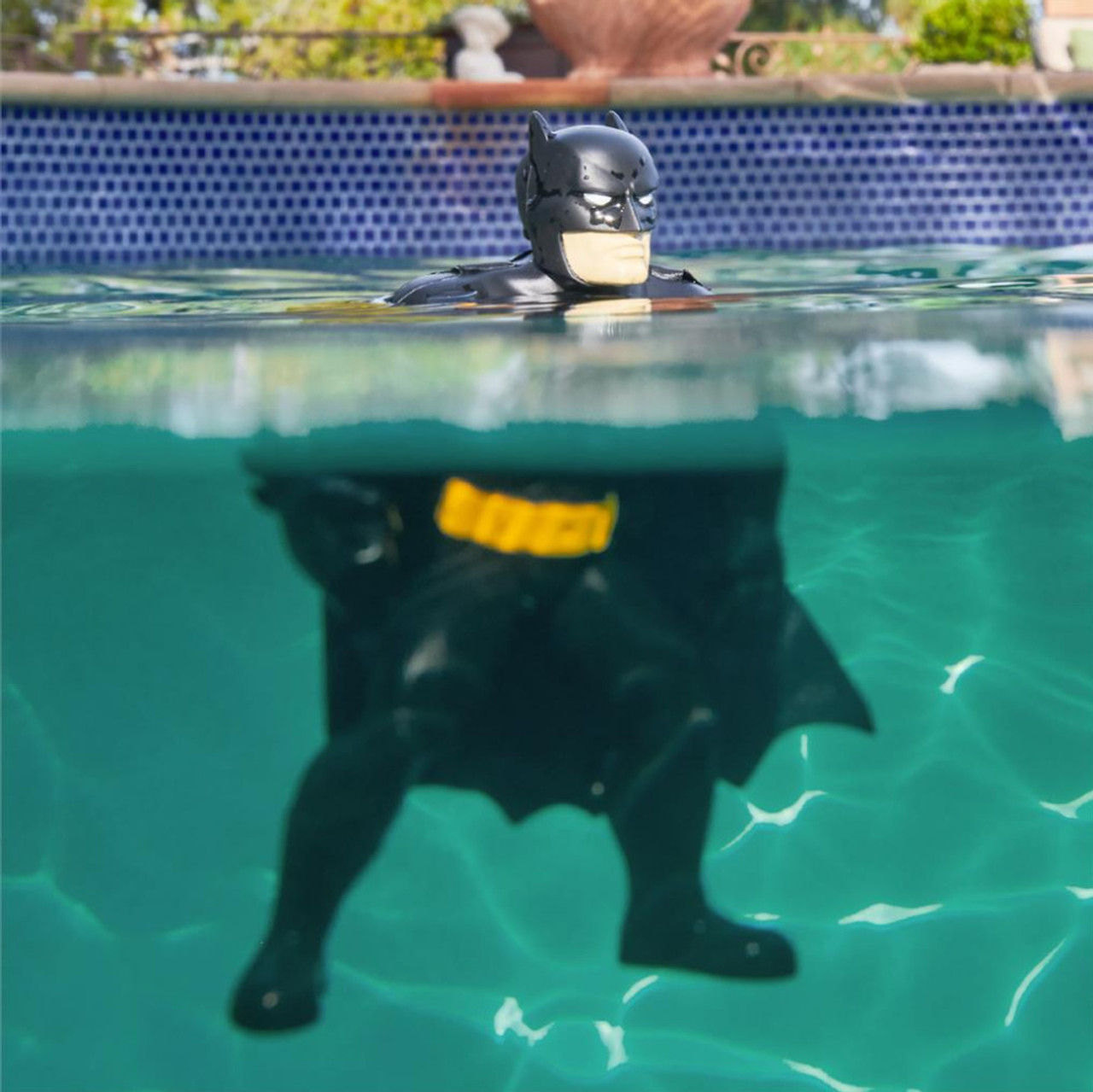 Wallpaper #m2dnCpMBSpphPi3-6dSd16 Batman Floating Character Swim N Things