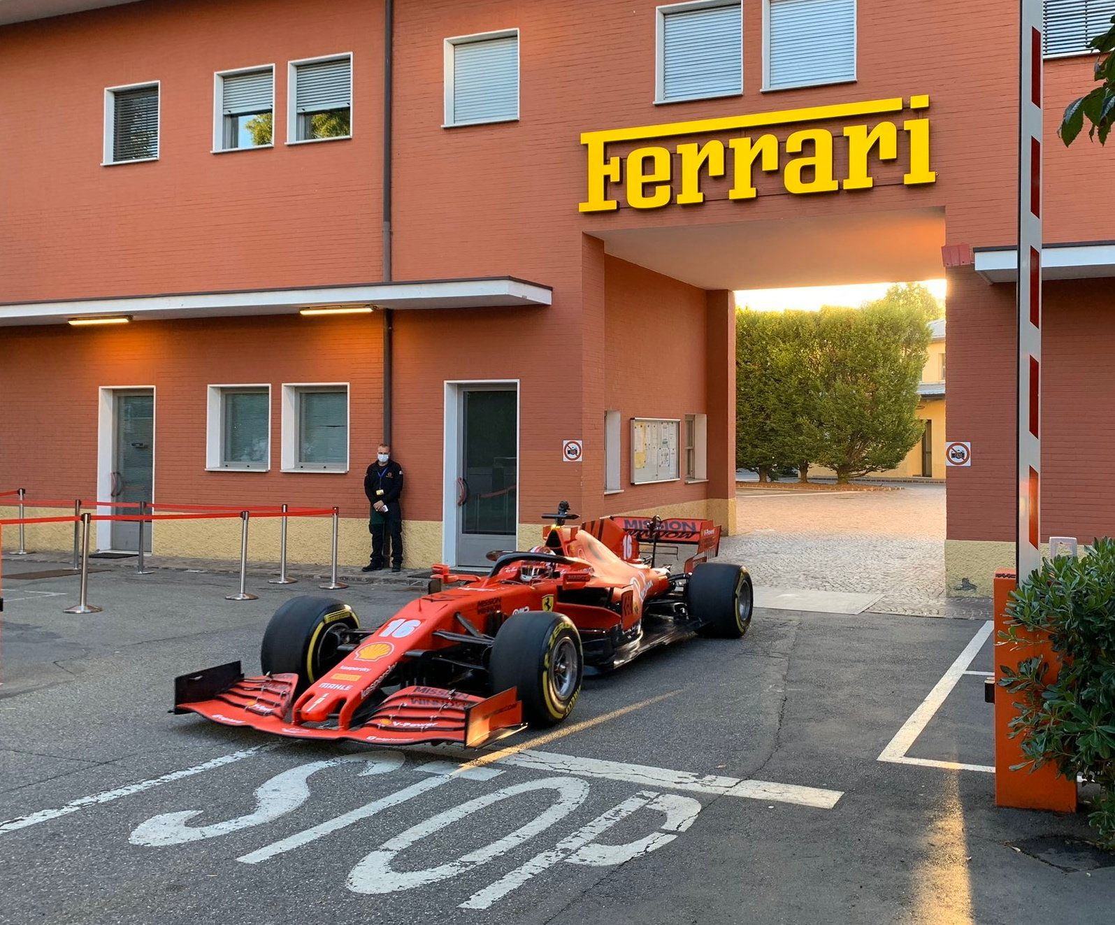 Wallpaper #EH1V8I4Bnwiau_P62gbg56 El Ferrari Sf1000 Desperto a La Ciudad De Maranello a Las 7 De La