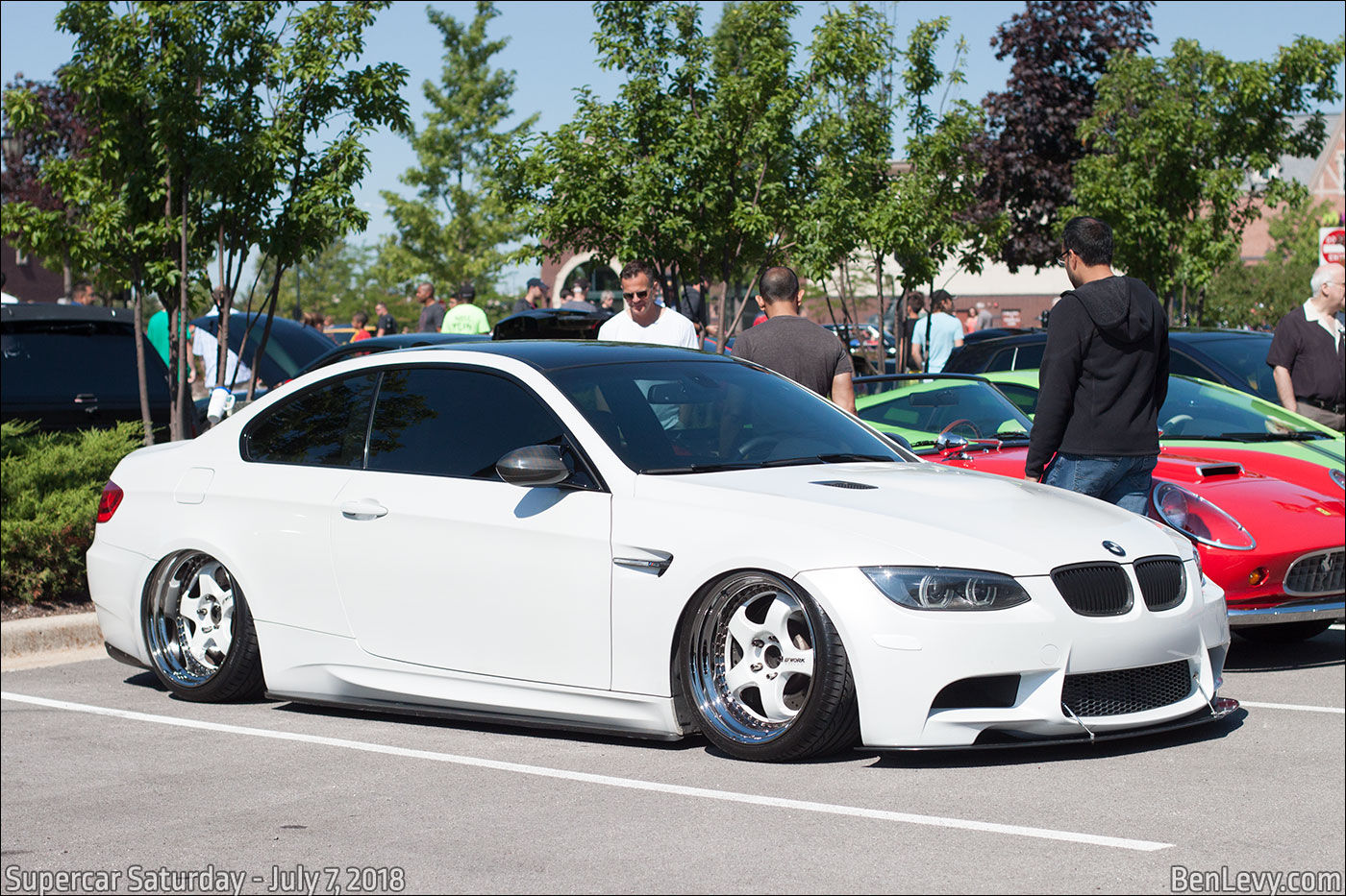 Wallpaper #ykUCm44B7YBJg1BVJKG049 A White BMW M3 with a Black Roof Parked in a Parking Lot