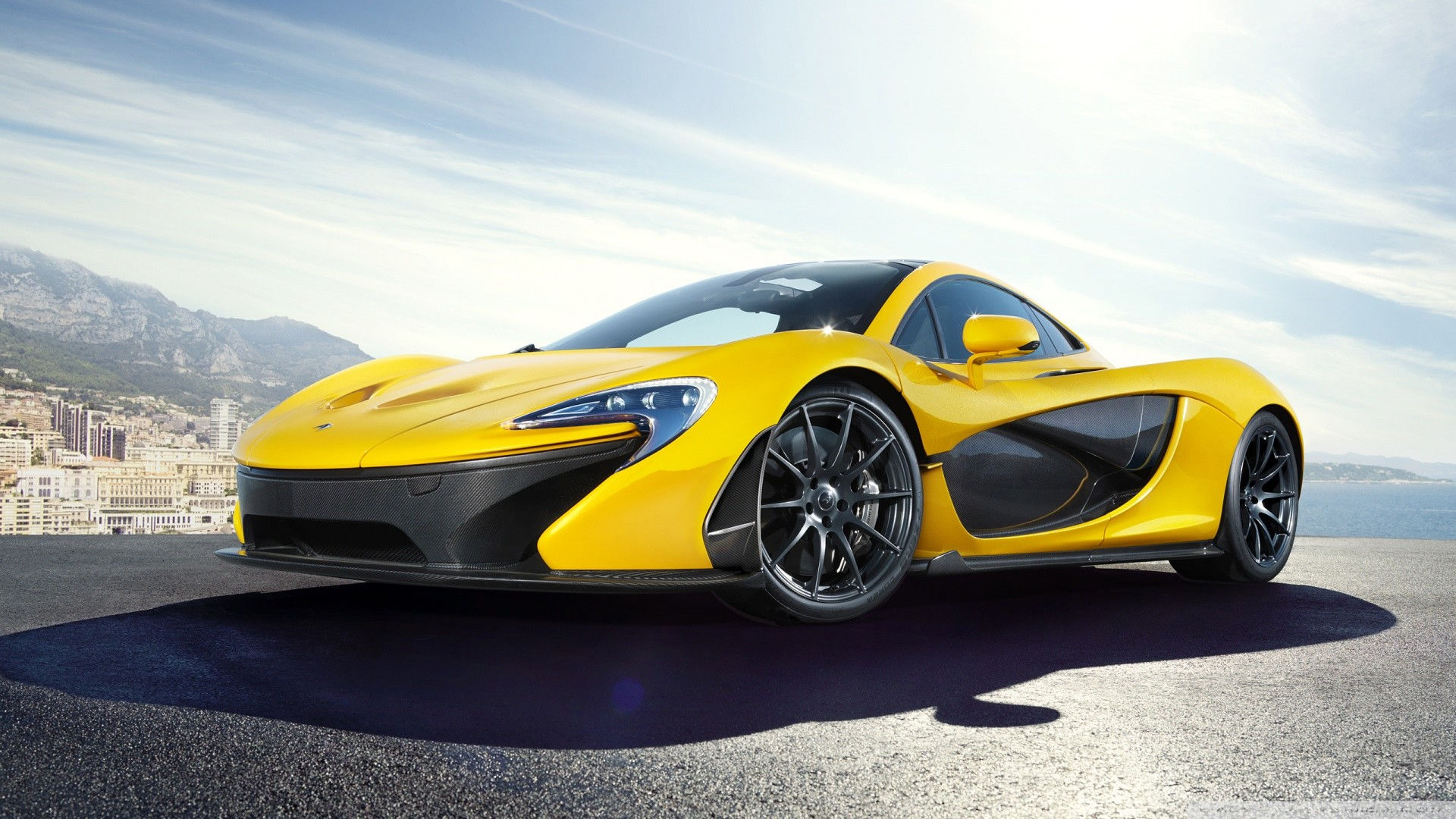 Wallpaper #0nP5hY4BFI5NbQksux4v18 A Yellow Mclaren P1 Parked on a Road with the Ocean in the Background