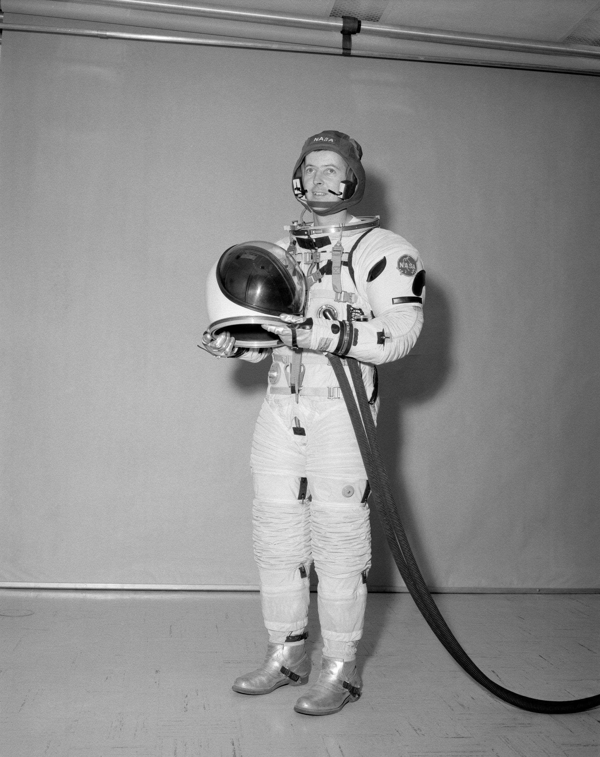 Wallpaper #e2eE_JIBSpphPi3-ZZiW52 Apollo Space Suit Astronaut