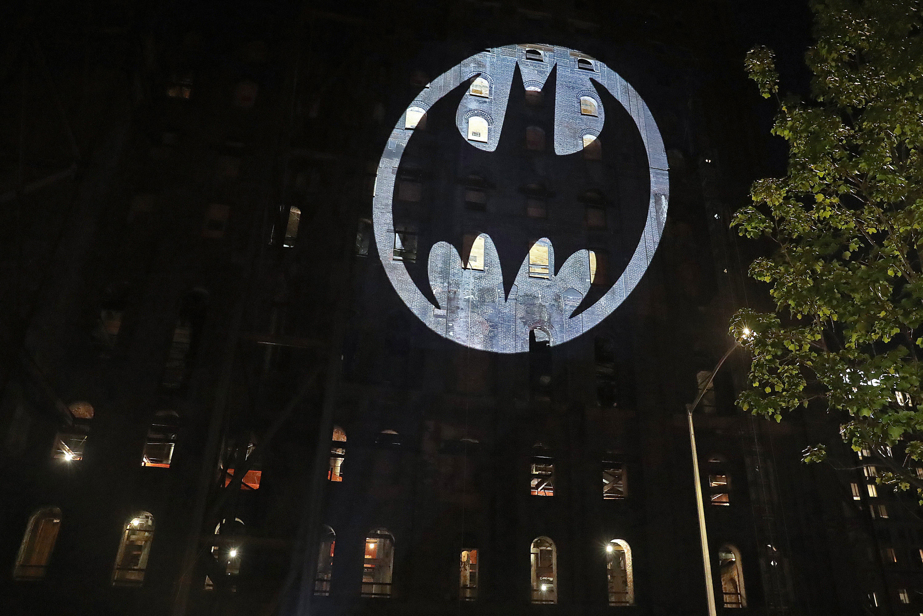 Wallpaper #b3279I4Bnwiau_P6fRDC16 Bat Signal Gotham City Images Img Gimcrackery