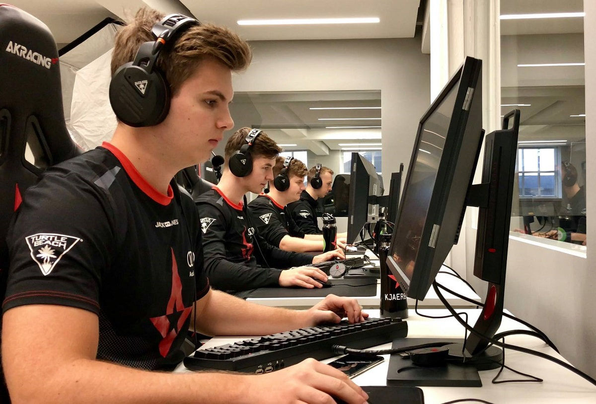 Wallpaper #VBkGFI8BtGB6xQ78fGeq43 10 Best Csgo Players and Their Gaming Headset Headphonesty