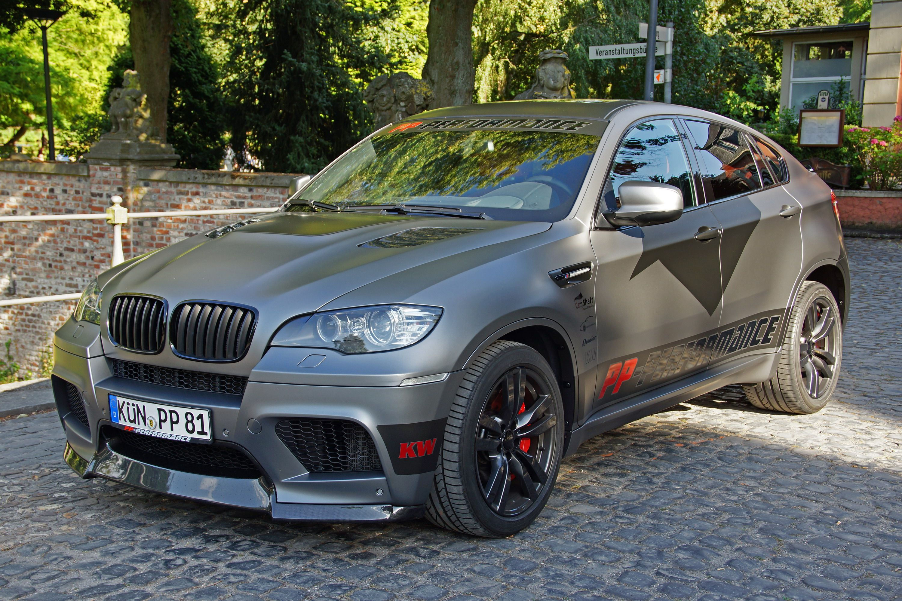 Wallpaper #cEXMlo4B7YBJg1BV_aCM39 A Gray and Black BMW X6m Parked on a Cobblestone Street