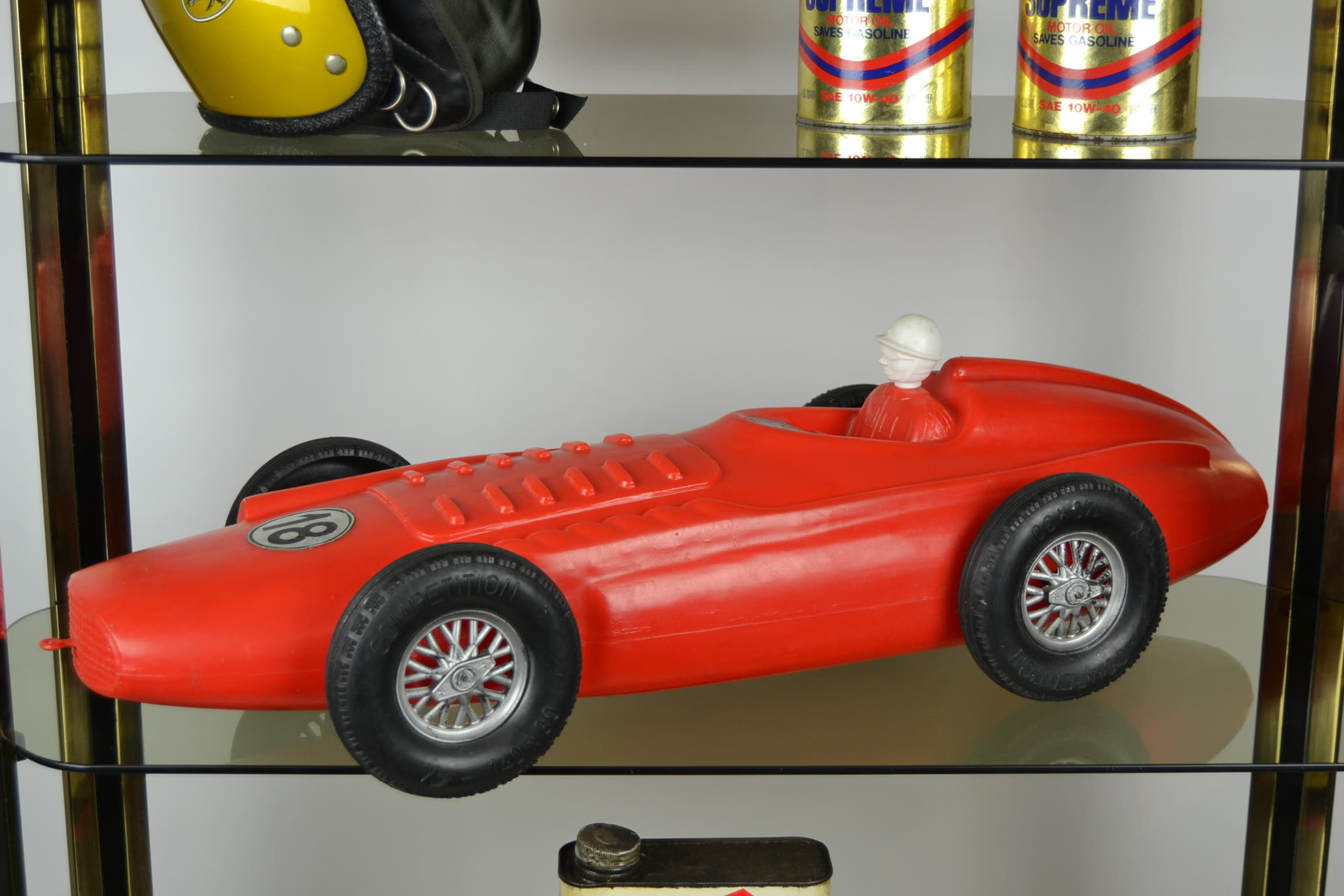 Wallpaper #O2fS_ZIBSpphPi3-u52G113 1960s Xl Plastic Red Racer Car Toy with Driver Retro Station