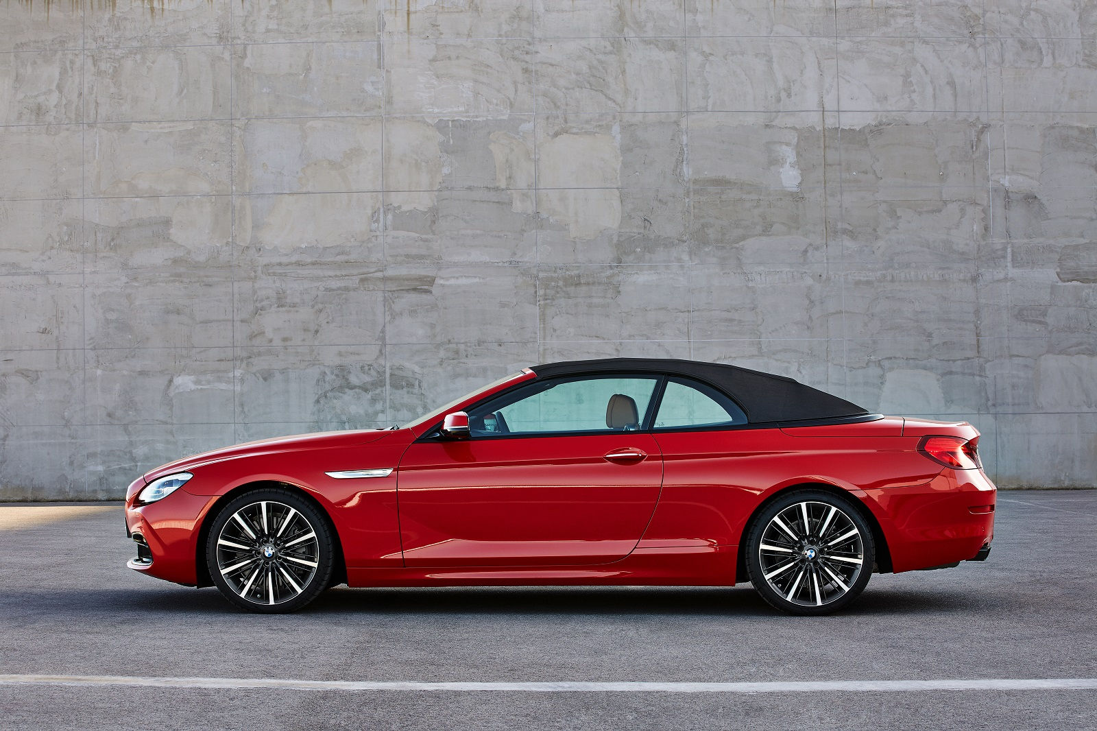 Wallpaper #VkVolo4B7YBJg1BVLqAC34 A Red BMW 6 Series Gran Turismo Parked in Front of a Concrete Wall