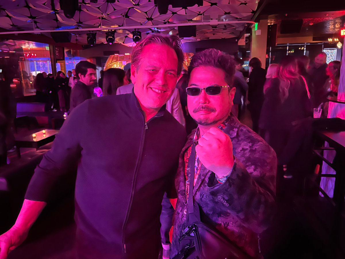 Wallpaper #N2gOGpMBSpphPi3-5BoP336 Katsuhiro Harada on Twitter with Phil Spencer at Xboxp3