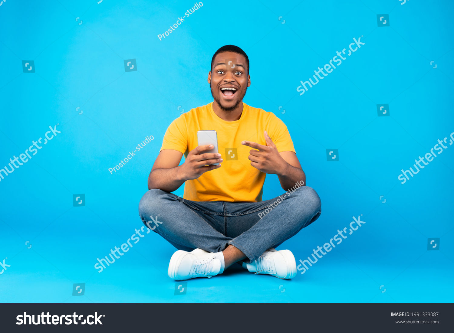 Wallpaper #IWf6_JIBSpphPi3-lZoB335 9852 Excited African Man Phone Images Stock Photos Vectors