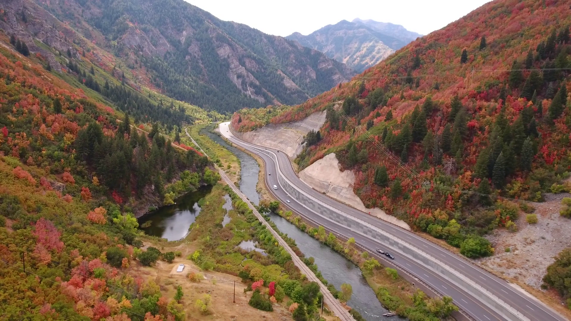 Wallpaper #rWgUHJMBSpphPi3-8SFd148 Aerial Shot of Cars Driving on Mountain Highway with Fall Colors Stock