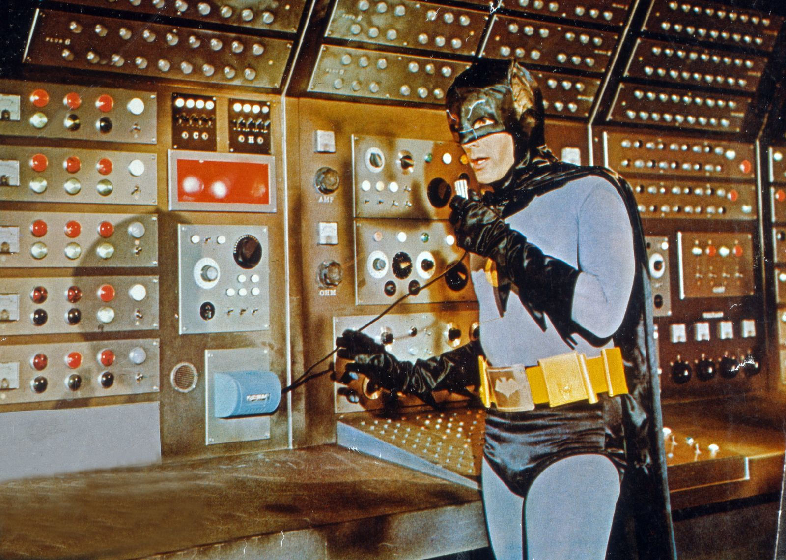 Wallpaper #2e8ITJMBMN-XEVvVOjxM40 The Architecture of the Batcave Through the Years Architectural