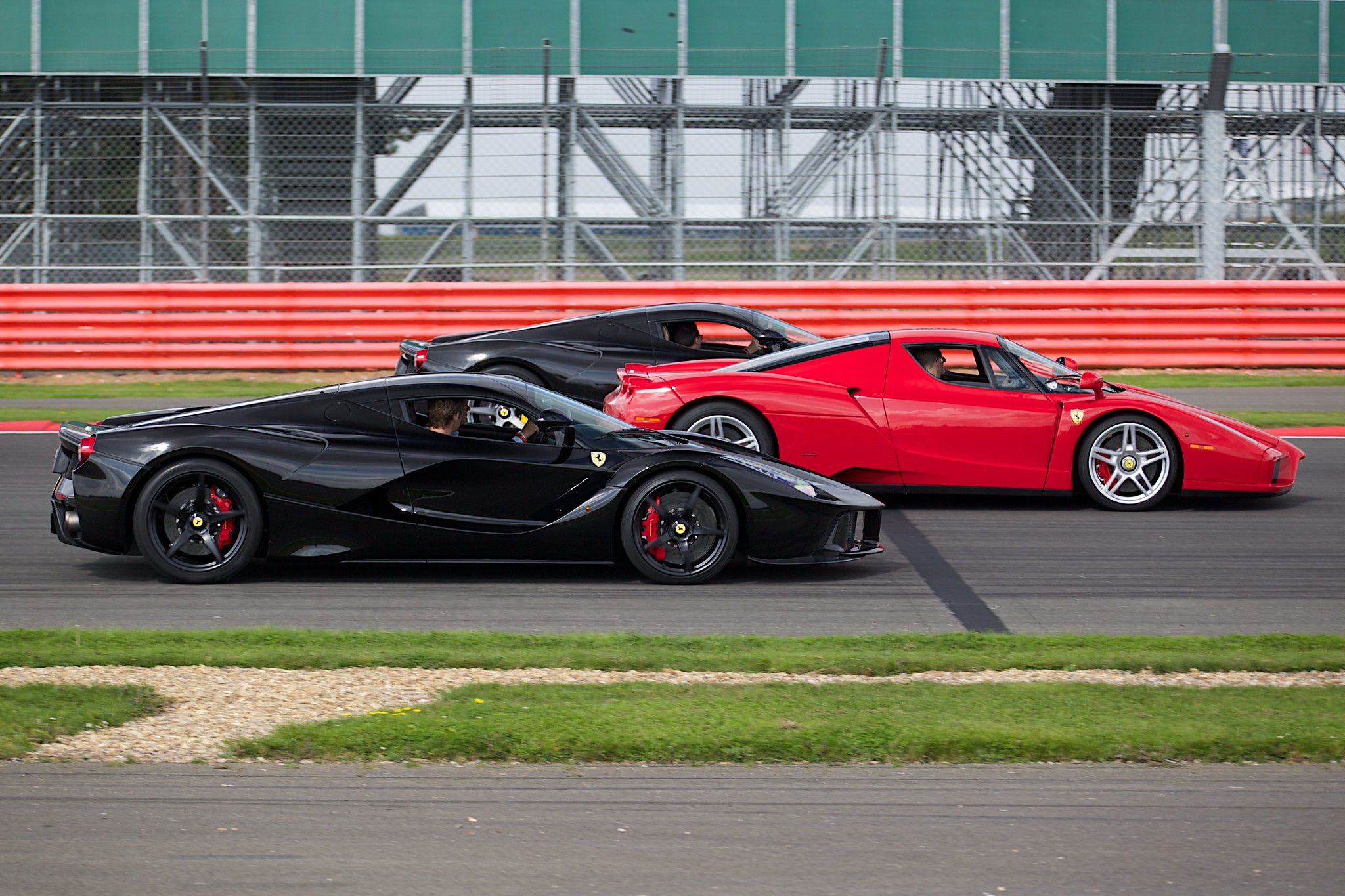 Wallpaper #ePTLOZMBKFX8bn3rZ3fq0 Laferrari vs Ferrari Enzo vs Laferrari Os 2048 X 1365 Rcarporn