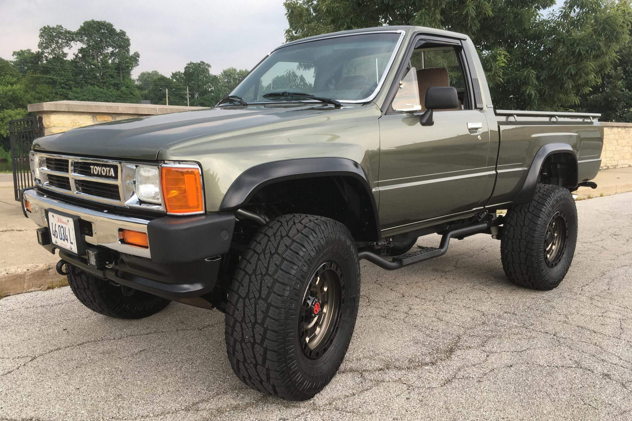 Wallpaper #V2hQG5MBSpphPi3-2h-I290 No Reserve Modified 1987 Toyota Pickup 4x4 5 Speed for Sale on Bat