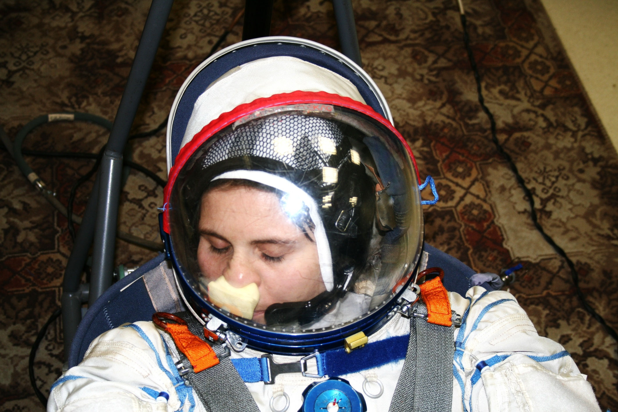 Wallpaper #e2eE_JIBSpphPi3-ZZiW264 How Do Astronauts Scratch an Itch When in Their Space Suits