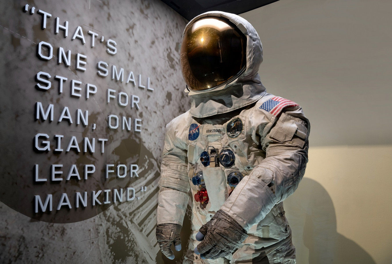 Wallpaper #e2eE_JIBSpphPi3-ZZiW4 Neil Armstrongs Apollo 11 Spacesuit Unveiled at Smithsonian Science