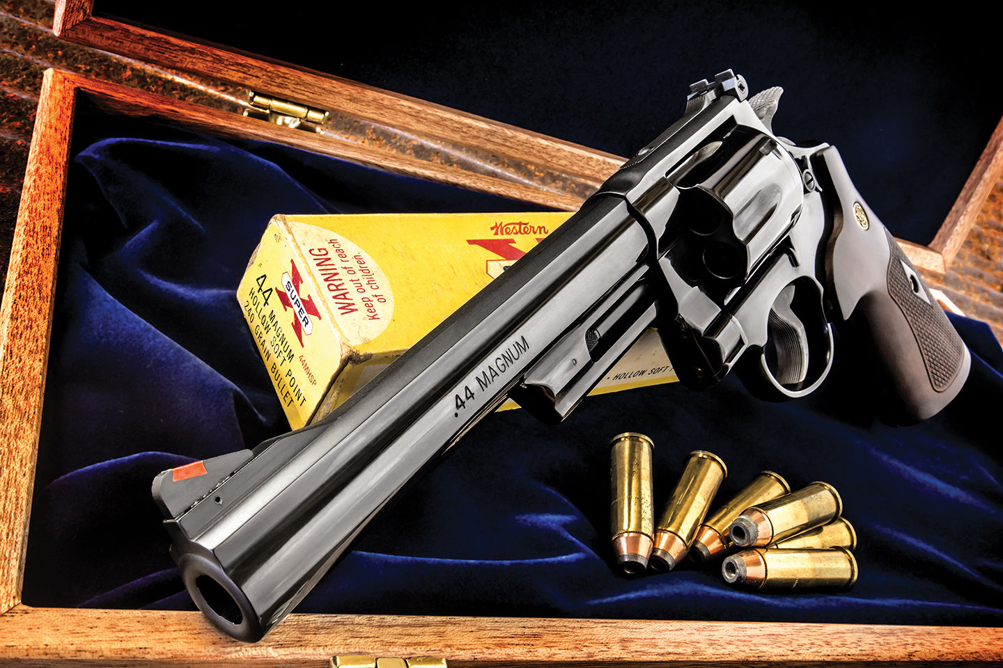 Wallpaper #v7hw2pIBJvJKYCmEjfFq486 Smith Wesson Classics Model 29 on Target Magazine