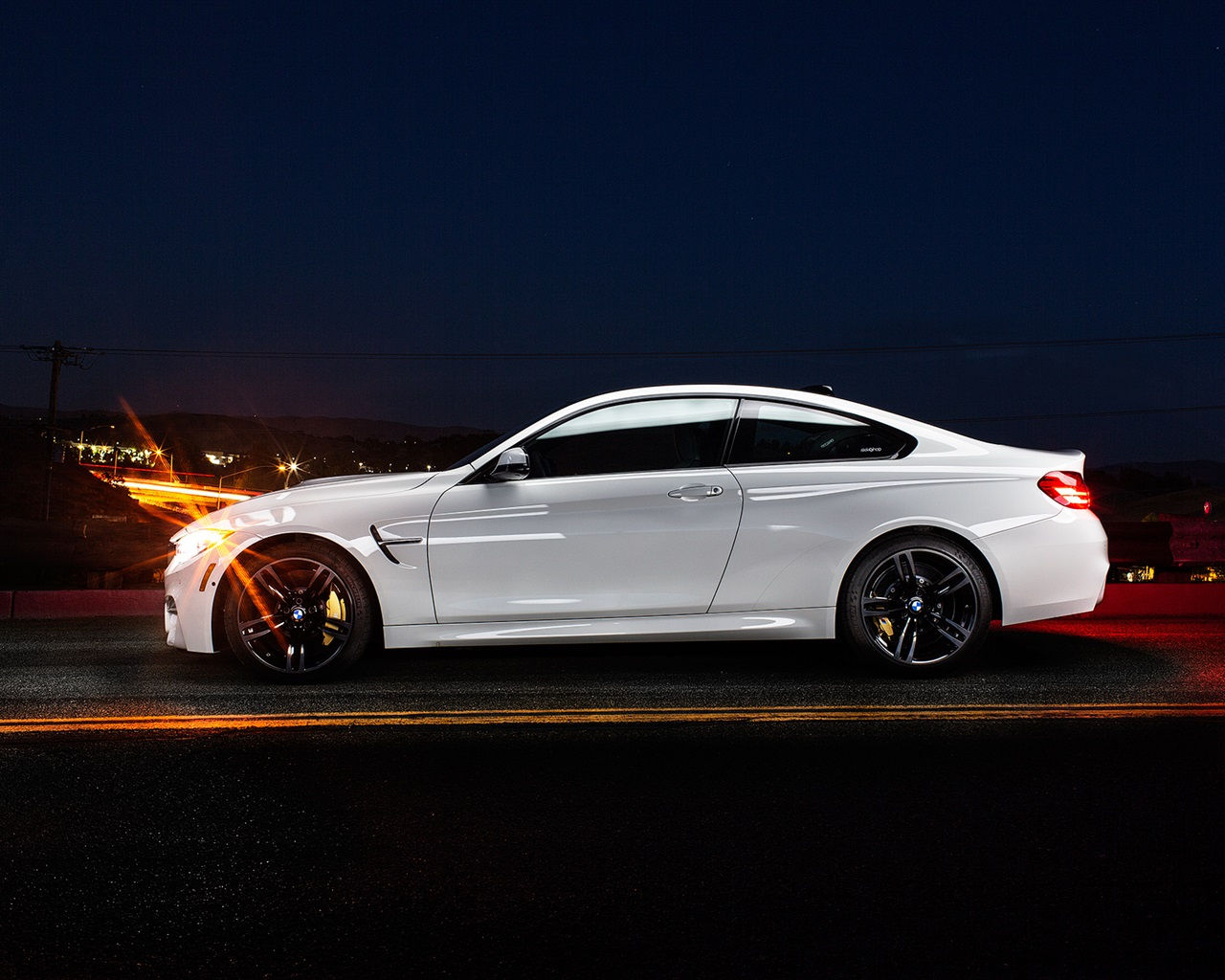 Wallpaper #wnMuiI4BFI5NbQksECES9 A White BMW M4 Sports Car Drives Through the Night