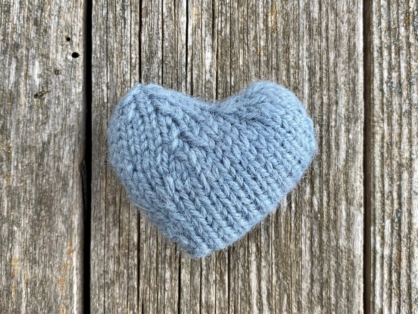 Wallpaper #HGdy7ZIBSpphPi3-_1jy112 One Style Three Hearts Knitted Heart Patterns Simple Knitting