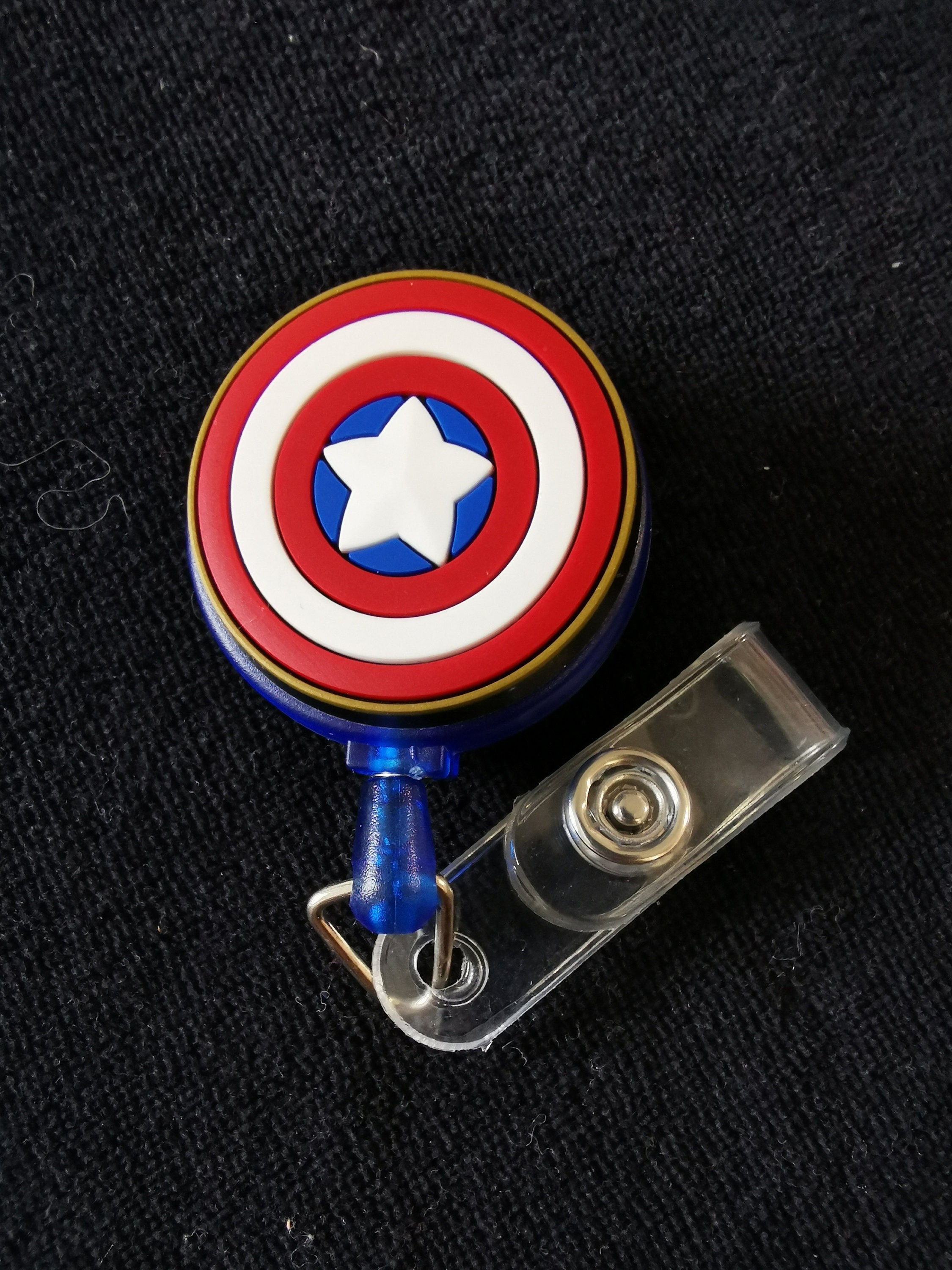 Wallpaper #_nOlho4BFI5NbQkskx-V38 Avengers Captain America Superhero Shield Badge Reel Houder Etsy