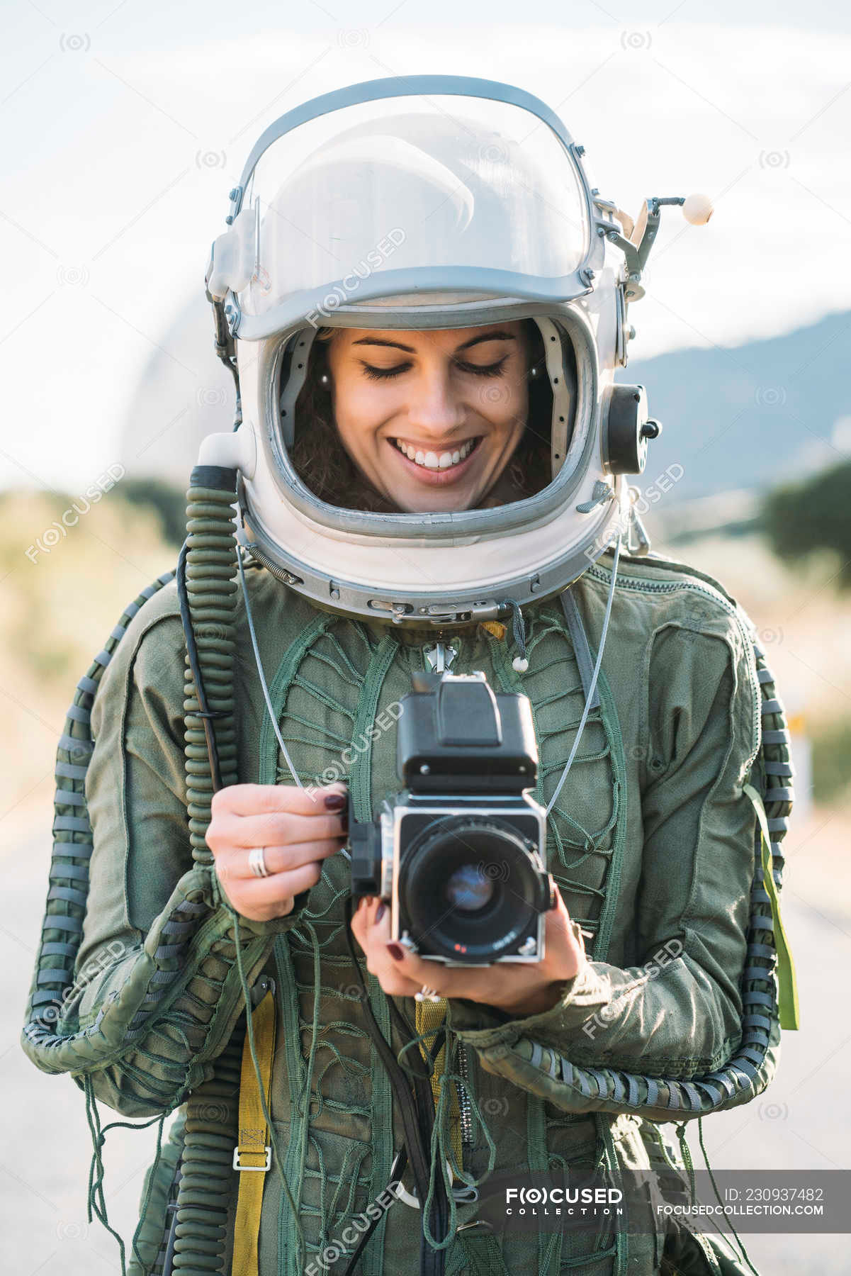 Wallpaper #2BGgM5MBXrlMTfB5u0qk184 Girl Wearing Old Space Helmet and Spacesuit Holding Photo Camera